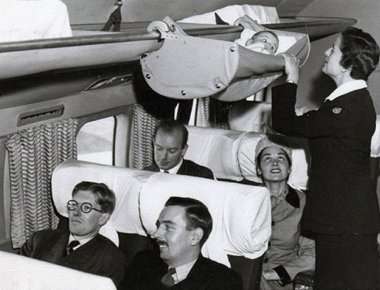 Πώς ταξίδευαν τα μωρά στο αεροπλάνο το 1950; (φωτό)